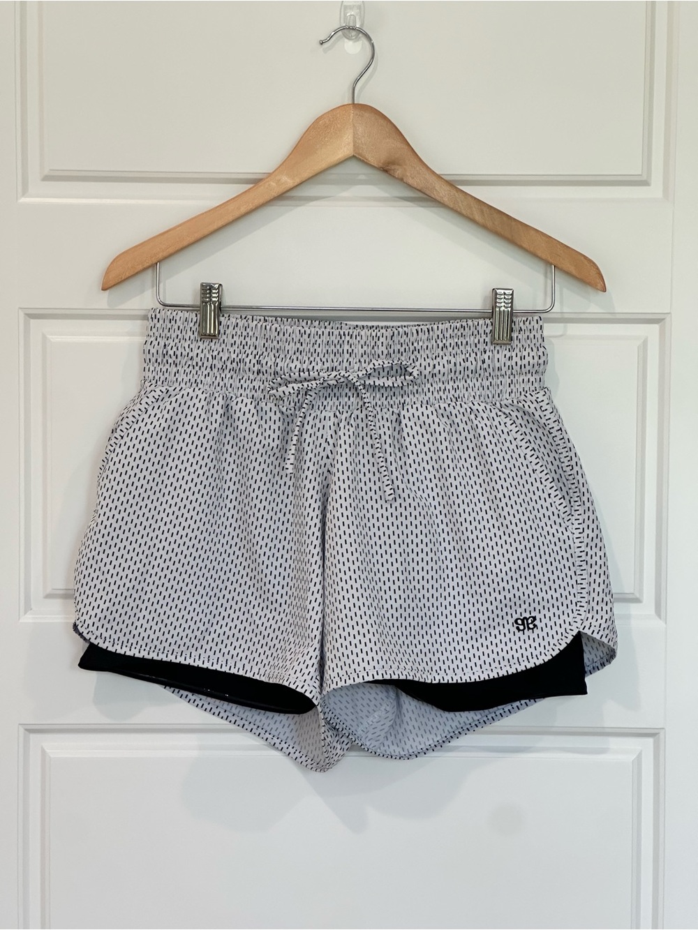 Albion shorts black and white  -Medium